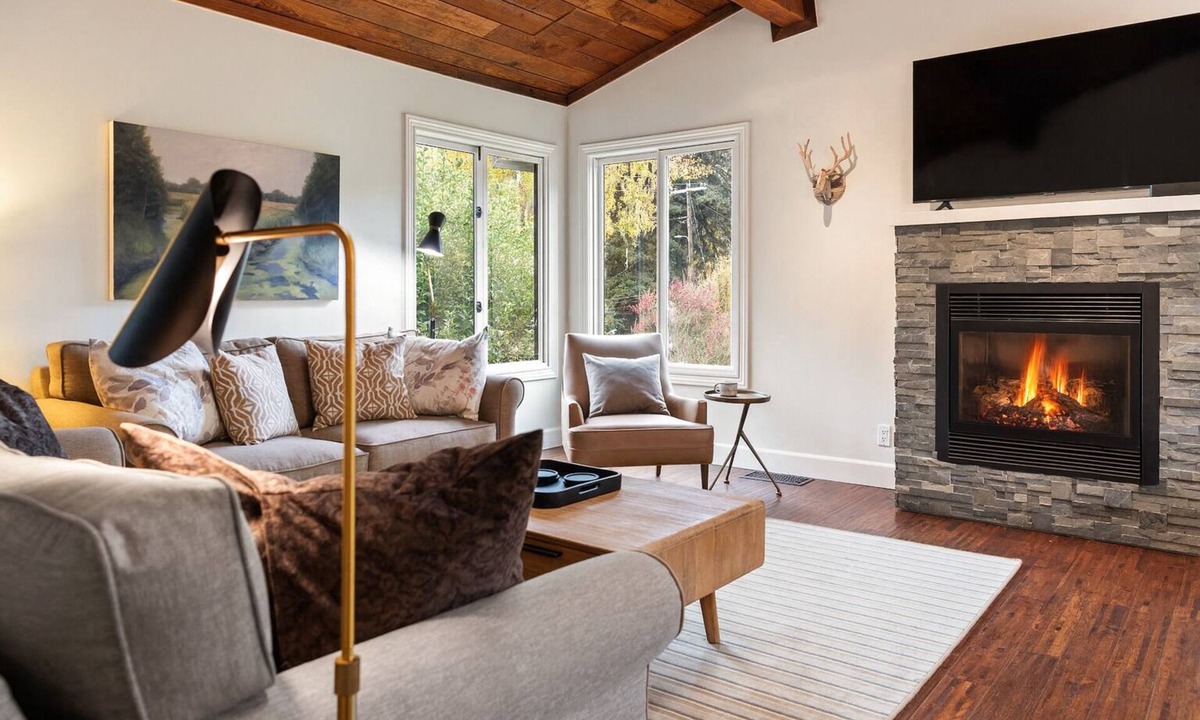 Monte Rio House | The Retreat at River Gardens ~ Spacious, Hot Tub, Riverfront!