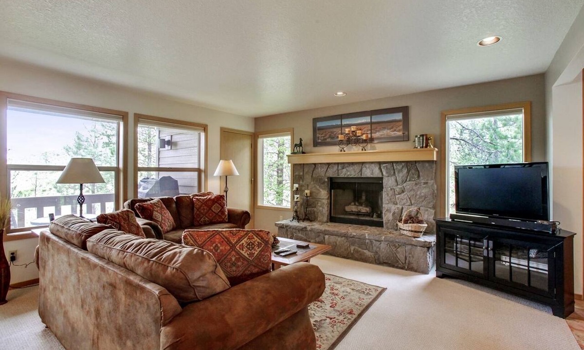 Sunriver Condo | The Ridge at Sunriver - Condo #1 - Access provided to onsite seasonal swimming pool & tennis facilities, year-round hot tub plus 4 bikes