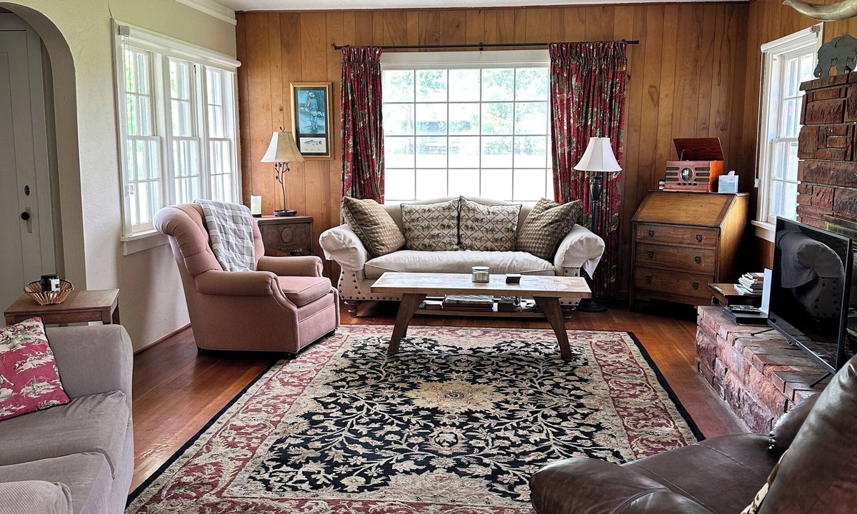 Fort Klamath House | The River House. 5 miles from Crater Lake entrance.