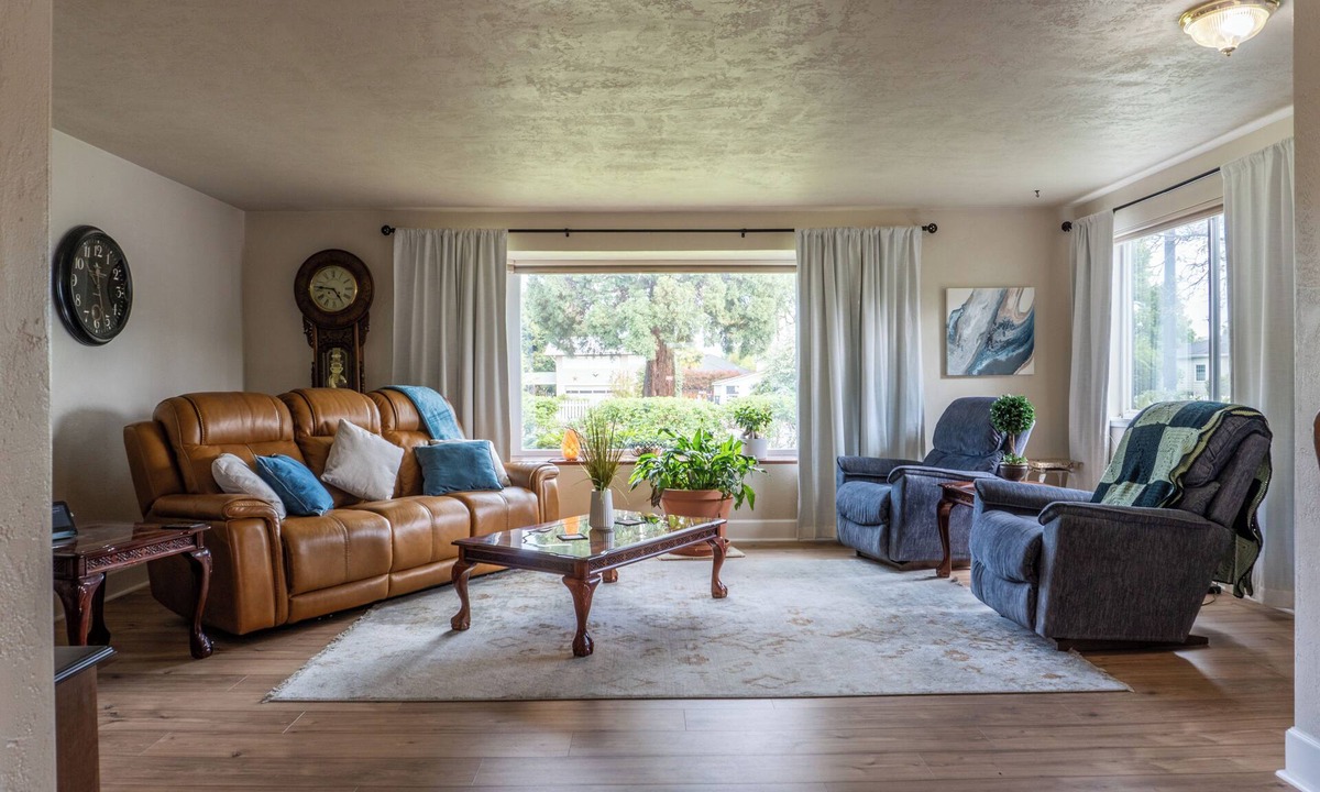 Central Point House | The Rose House: Spacious Retreat w/Fire Pit Deck/near expo & Airport/Sleeps 8