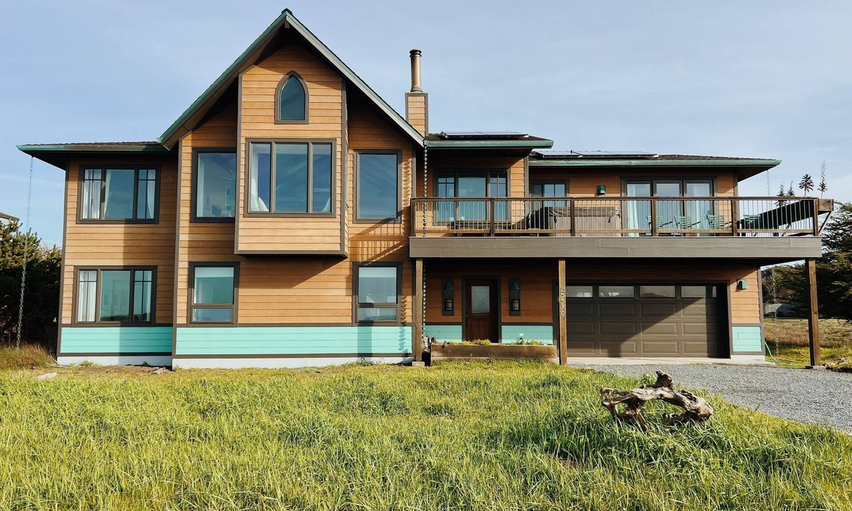 Fort Bragg House | The Sea Sanctuary - Beachfront Stunning Newer Home - Hot Tub