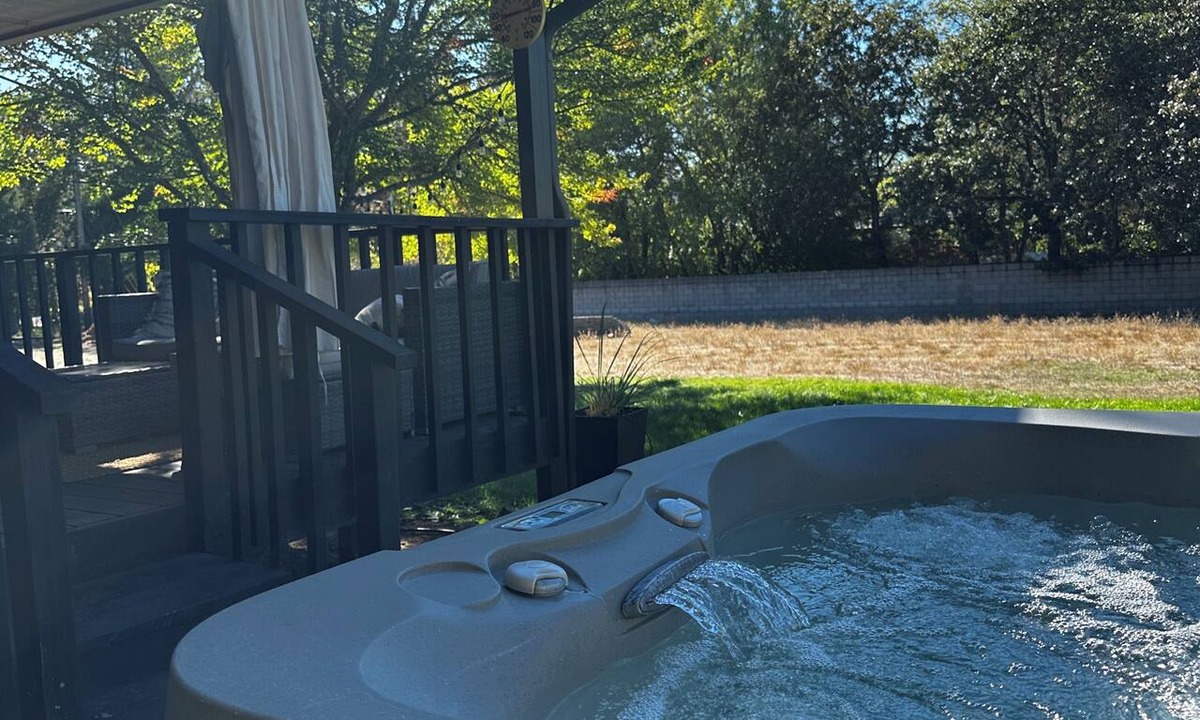 Shady Cove House | The Shady Knoll ~ Crater Lake Basecamp ~ Hot tub ~ King Suite