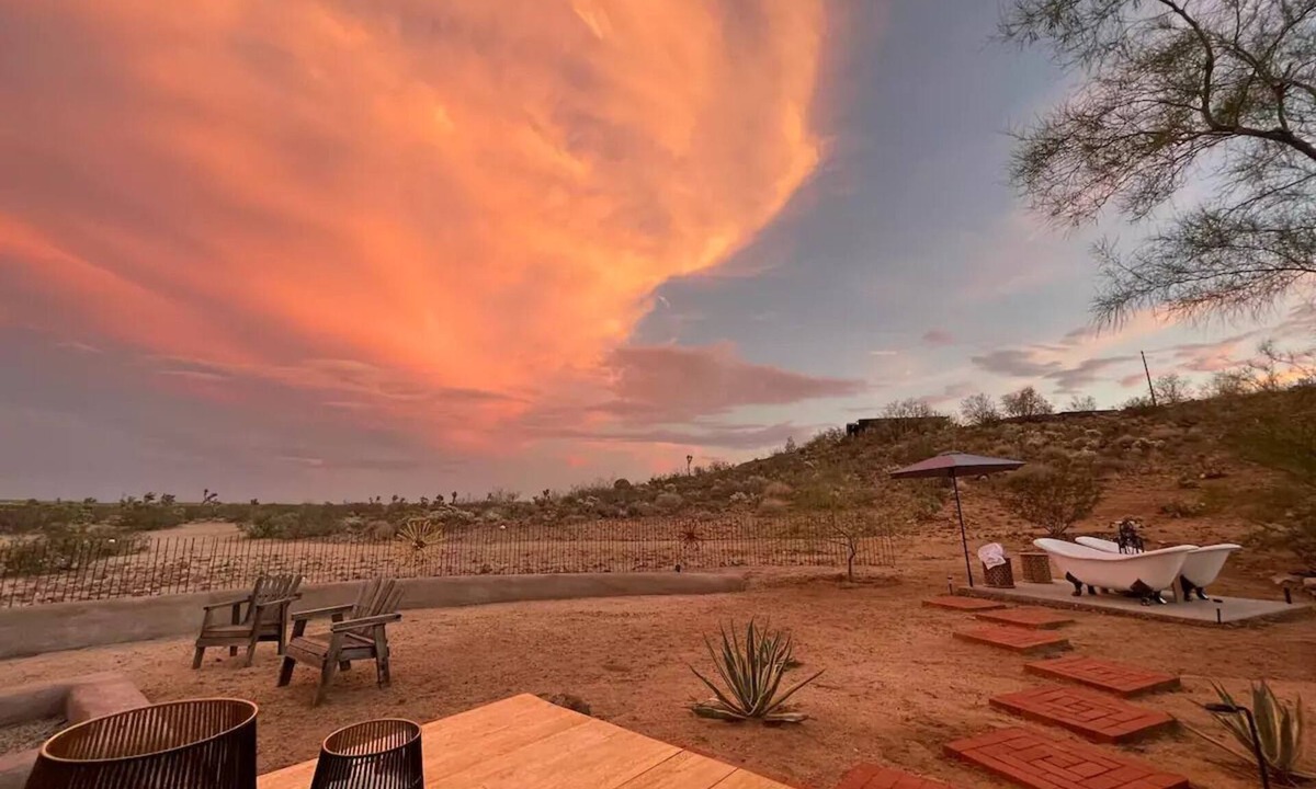 Yucca Valley House | The Sundowner Retreat with Outdoor Clawfoot Tubs