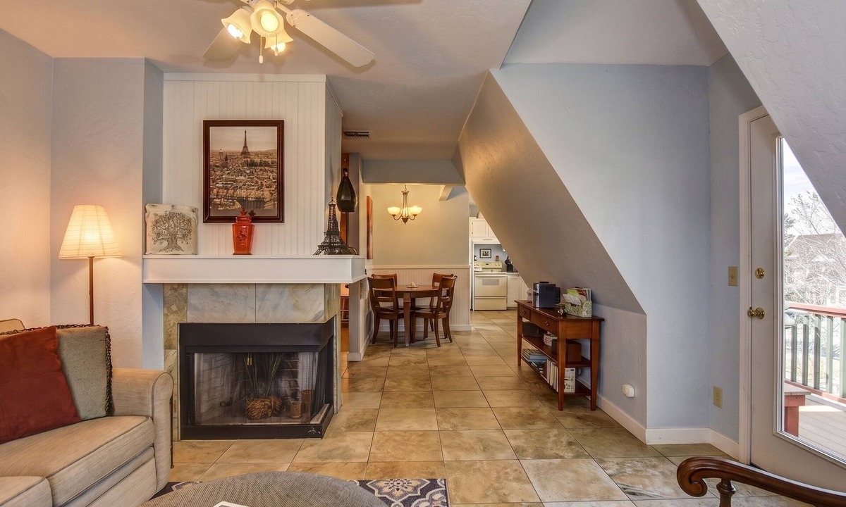 Nob Hill House | The Terrace 2 BR near the courthouse square with a King bed in the master BR