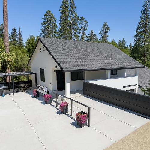 Auberry House | The White House Coveted Triplex Near Lake