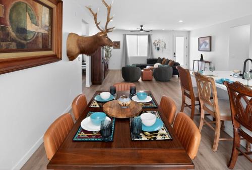 Greenehaven Villa | Themed Rooms, Golf, Fish, Lake, Come as Friends