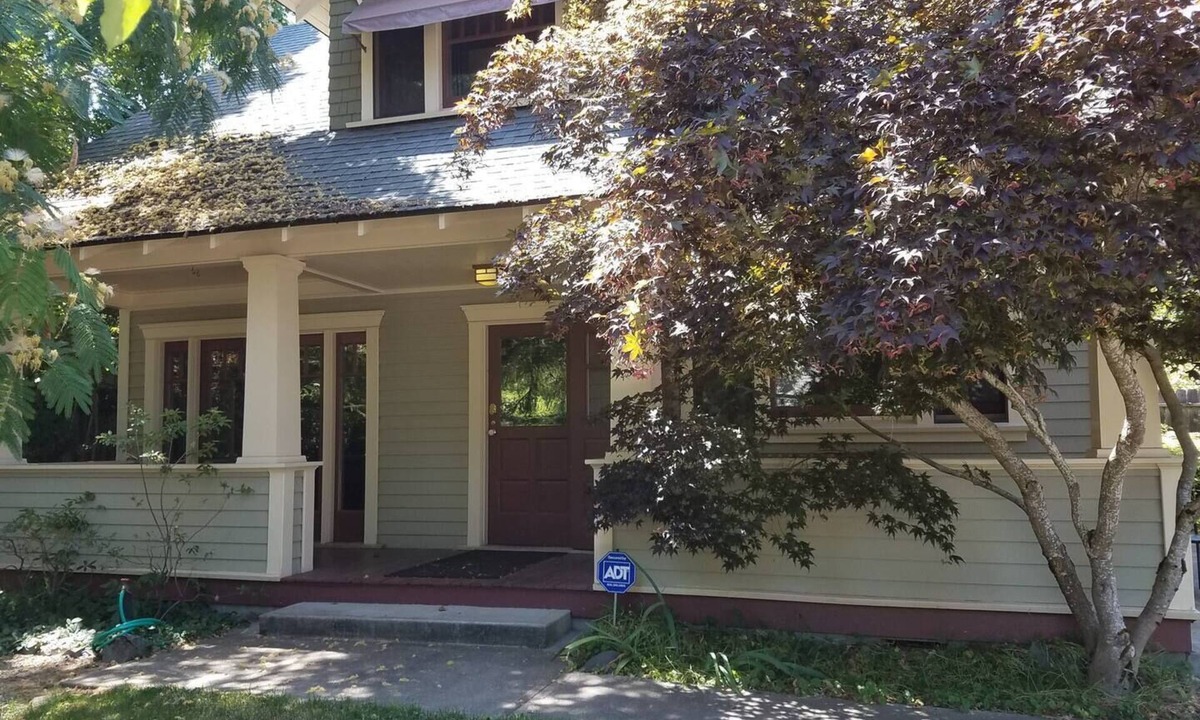 Jacksonville Cottage | This cottage is a 2 bedroom(s), 2 bathrooms, located in Jacksonville, OR.