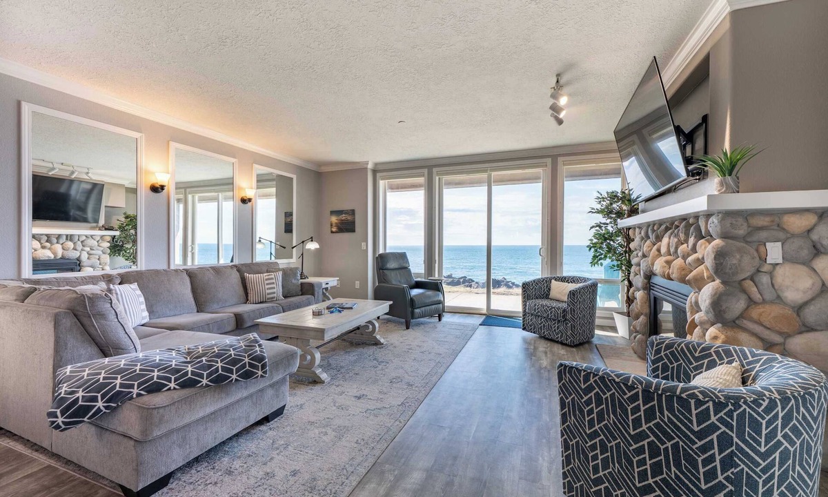 Depoe Bay Condo | Thundering Sea Condo, Ocean Balcony & Pool