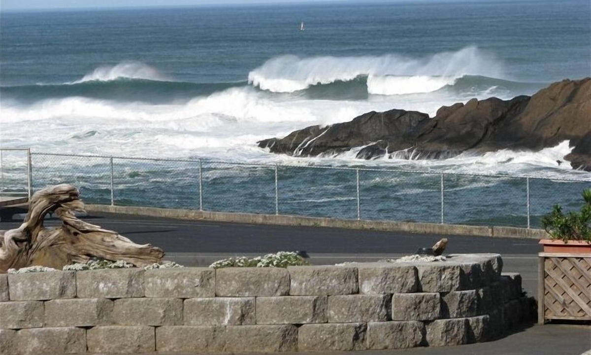 Depoe Bay Apartment | "TIDAL RAVES" Oceanview WiFi, Enclosed, View Patio, Secure Parking. City Center