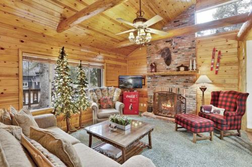 Boulder Bay House | Timber Pines Chalet~ Hot Tub~ Walk to Lake/Marina~