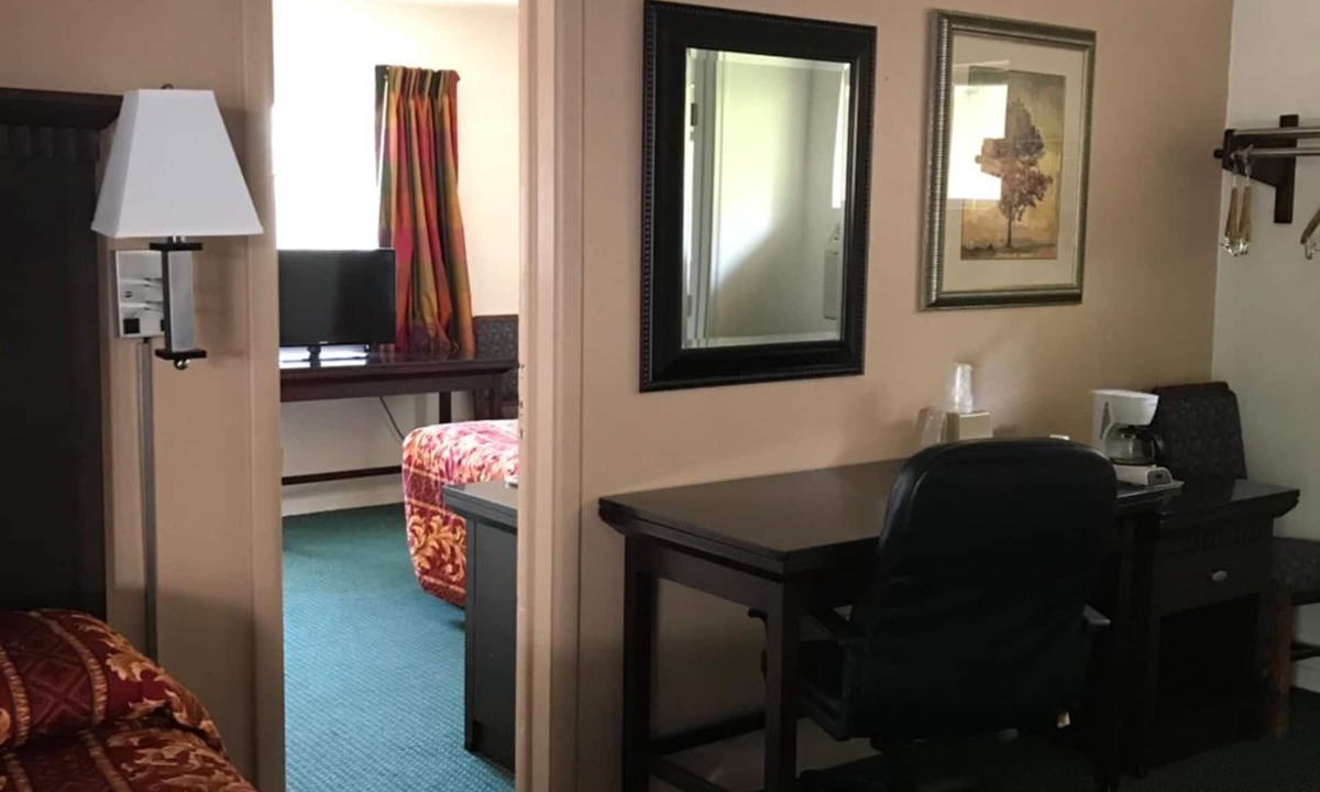 Weed Hotel | Town House Motel