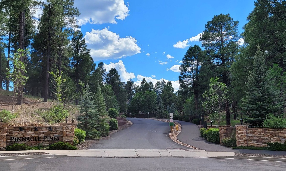 Flagstaff House | Townhome in the Pines-Quiet Cul-de-sac-A/C-W&D-Fireplace-Close to NAU & Trails
