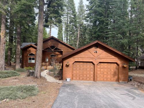 Lake Almanor Country Club House | Tranquil Lake Almanor Black Bear Cabin Central A/C