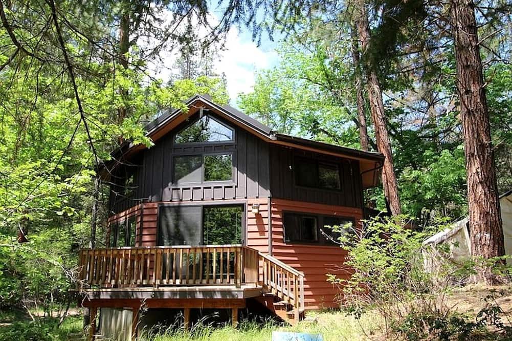 Jacksonville House | Tranquil Woodland Cabin Getaway with Cozy Indoor Fireplace in Jacksonville, Oregon