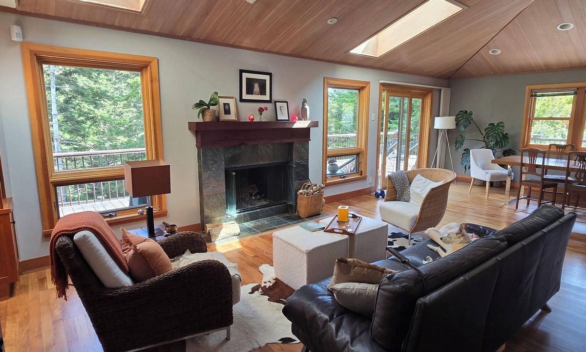 Manchester House | Tree Top Retreat I Cedar Hottub I Garden I Beach Access