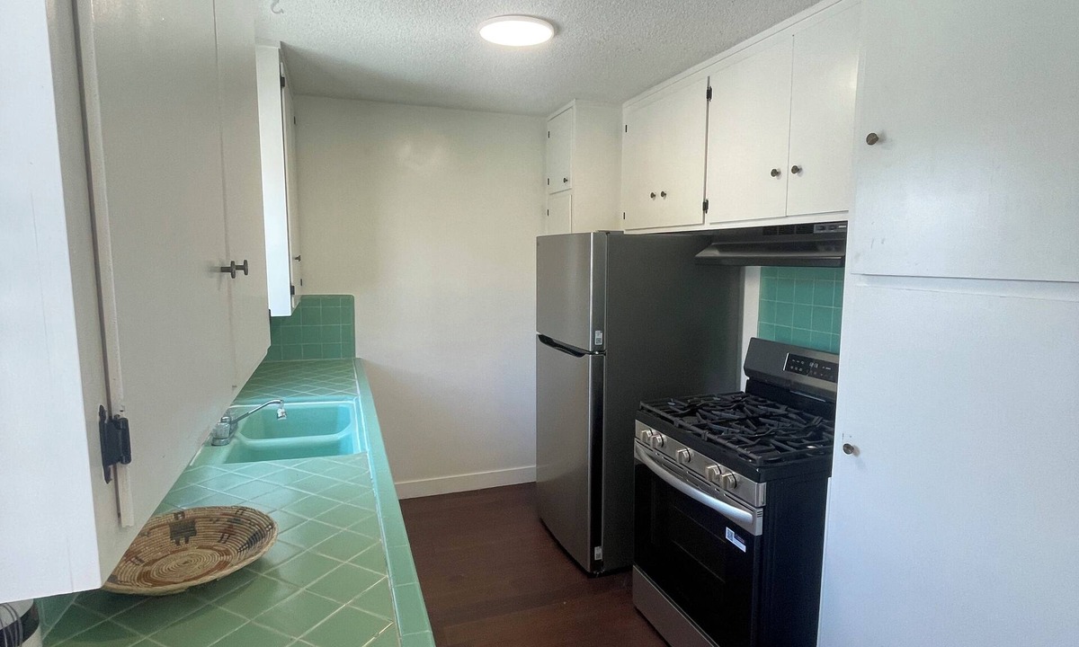 Downtown Long Beach Apartment | Two bedroom apartment within the heart of a walker’s paradise. Near the beach.