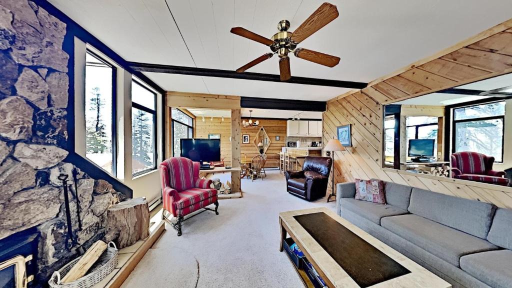 Mammoth Lakes Apartment | Two Bedroom Units at 1849 Condos with 3 Hot Tubs & Slopeside