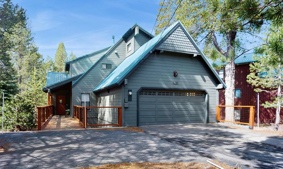 Truckee House | Two-Story, Family-Friendly Home with Full Kitchen & washer&dryer