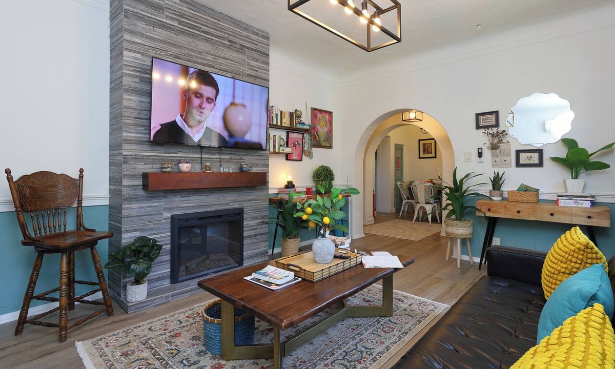 Santa Ana Apartment | Ultimate Vacation Home 10 mins drive to Disneyland