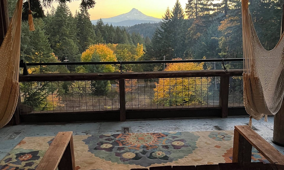 White Salmon House | Unique Artisan Bird's Nest, Big Timbers and Easy Views on the Columbia Gorge