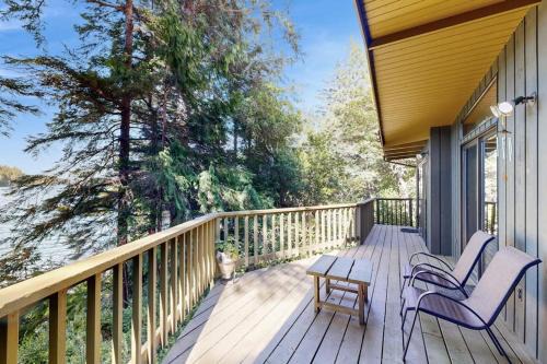 Dunes City House | Unique lakefront cabin near the dunes with a private dock & fireplace