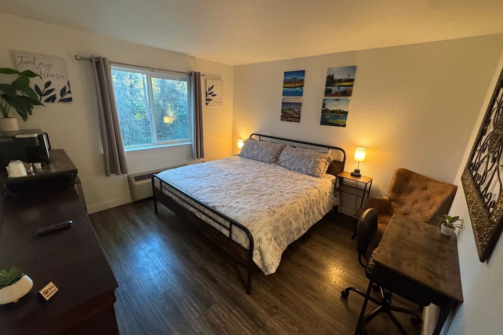 Brownsville Hotel | Unit 16 - Cozy 1-bedroom hotel in tranquil Challenge-Brownsville with AC