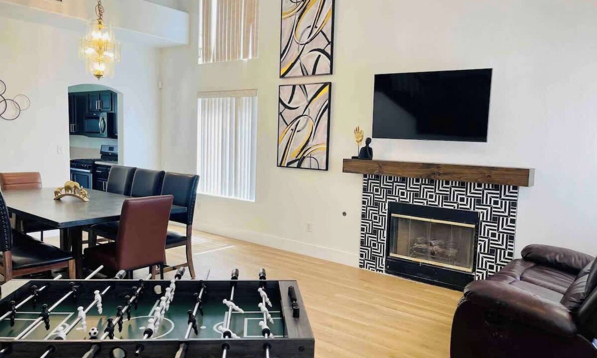Spring Valley House | Unwind in Unique Pool Home-8 mile 2strip