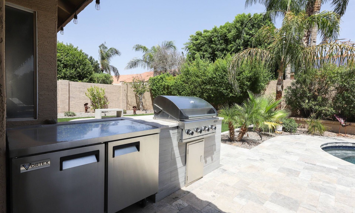 Paradise Park Vista House | Updated single-level home with an oasis back yard, private pool & washer/dryer