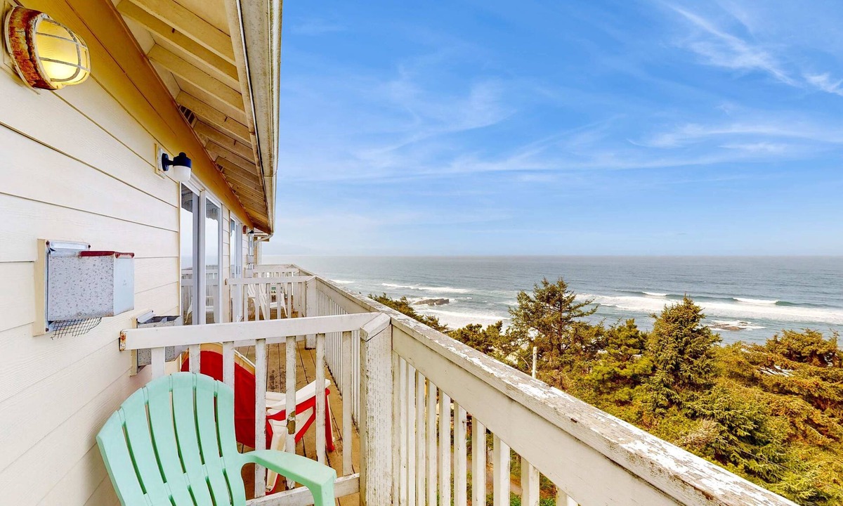 Lincoln City House | Upper Level Studio with Sweeping Ocean Views Dog Friendly