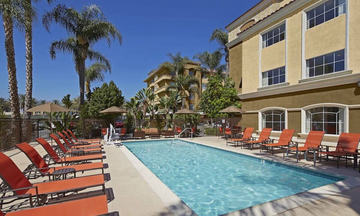 Anaheim Resort Hotel | Upscale Anaheim Family Retreat Near Disney & GardenWalk