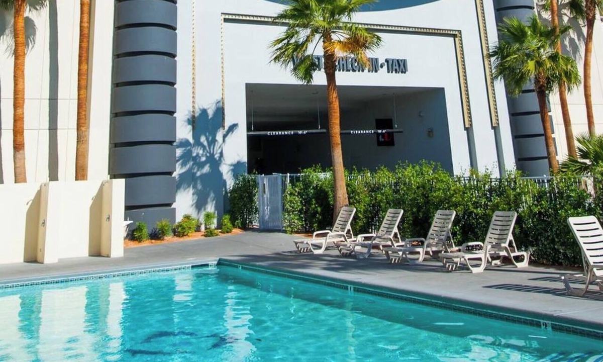Downtown Las Vegas Hotel | Vacation Day Is Always A Great Idea! 3 Convenient Units, Pool, Free Parking