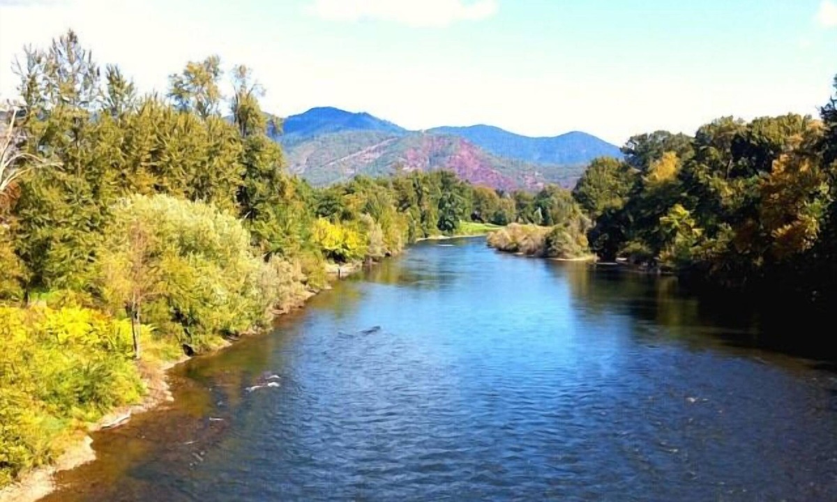 Grants Pass Hotel | Vacation Starts Here! Enjoy the Swimming Pool Access and Free Parking