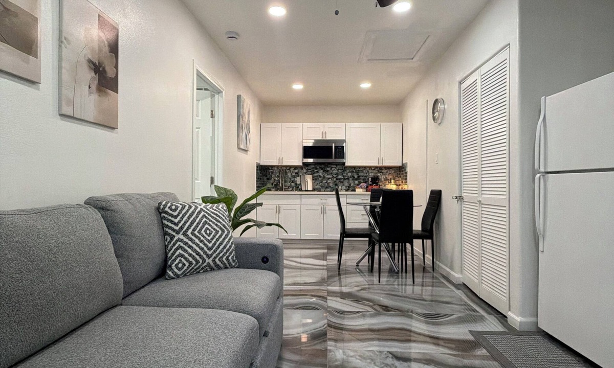 Paradise Apartment | “Vegas Oasis Retreat 1GB WiFi Private Patio Free Parking”Snacks!