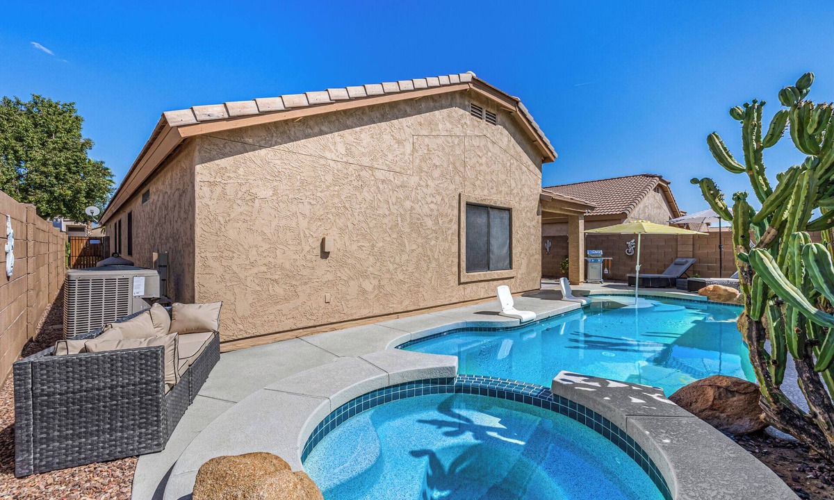Roseview House | Very Clean 4 bed, 2 bathrooms. One Level with Heated Pool & Spa!