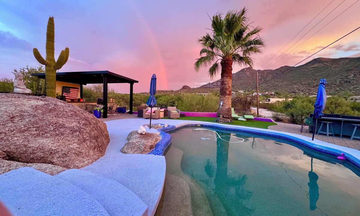 Cave Creek House | ❤️ VIEWS-pool- Jacuzzi - boulders - private walk to town. Unique new renovation