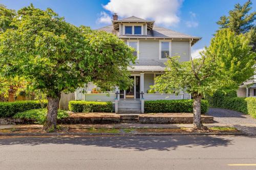 McMinnville House | Vino e Vita Historic Pet-Friendly Home-EV Charger