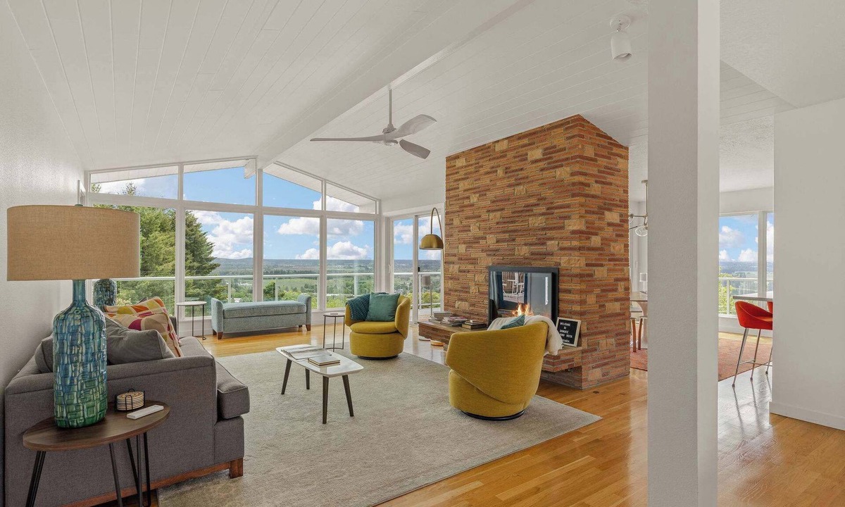 Dundee House | Vino Vista - Mid-Century Stunning Views w Deck