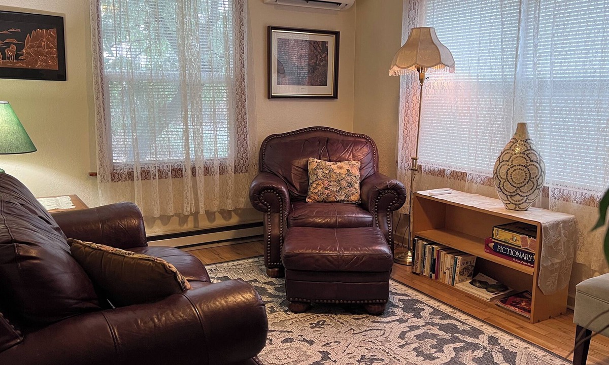 South Hills Cottage | Vintage 2-bedroom cottage in Friendly neighborhood of Eugene with WiFi & AC