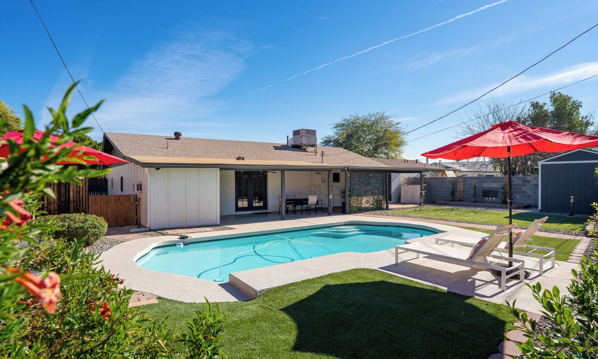 Glendale House | Vintage Vault - Spacious 4 Bedrooms House w/Pool - Close to Cardinals & Dodgers