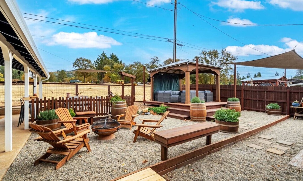 Murphys House | Vintage Vine House Retreat~ walk to Main St!