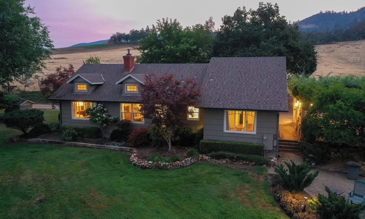 Medford Cottage | Wake to breathtaking sunrises over the rolling hills! Relax by the fire under the stars, & sunset dinners beneath fragrant wisteria pergola. Surrounded by wineries and minutes from historic Jacksonville. Charm, convenience & budget friendly.