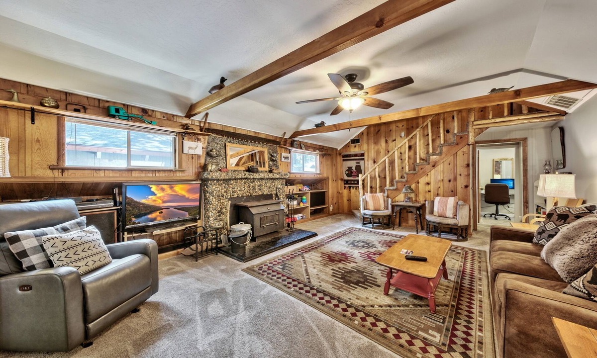 Bijou Pines Cabin | Walk to Lake, Dog and Family Friendly, Tesla EV Charger, HotTub, 3bd 3bath