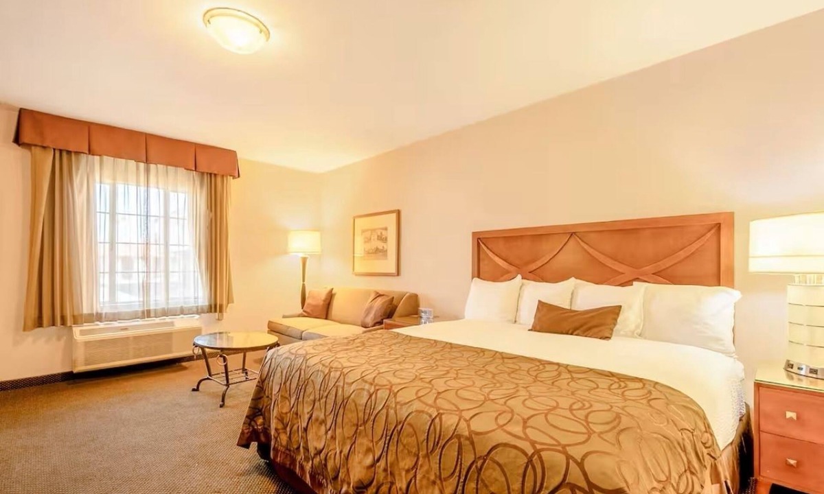 Yuma Townsite Hotel | Walk to Local Restaurants | Executive Suite | Onsite Outdoor Pool