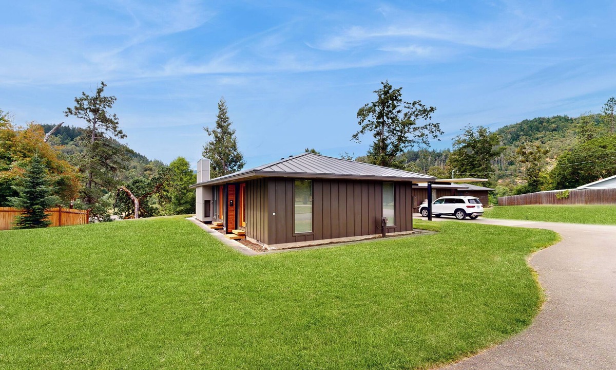 Myrtle Creek Apartment | Walk to River: Myrtle Creek Studio Near I-5
