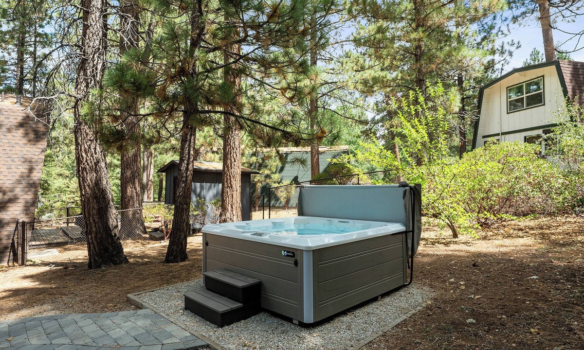 Summit Estates House | WALK to SLOPES! HOT TUB, Adorable Cabin, GAME ROOM, Fire pit! ROMANTIC!