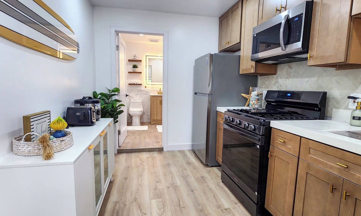 Huntington Harbour House | Walk to the beach, CURATED 1-bedroom guesthouse, KING BED, EV charger