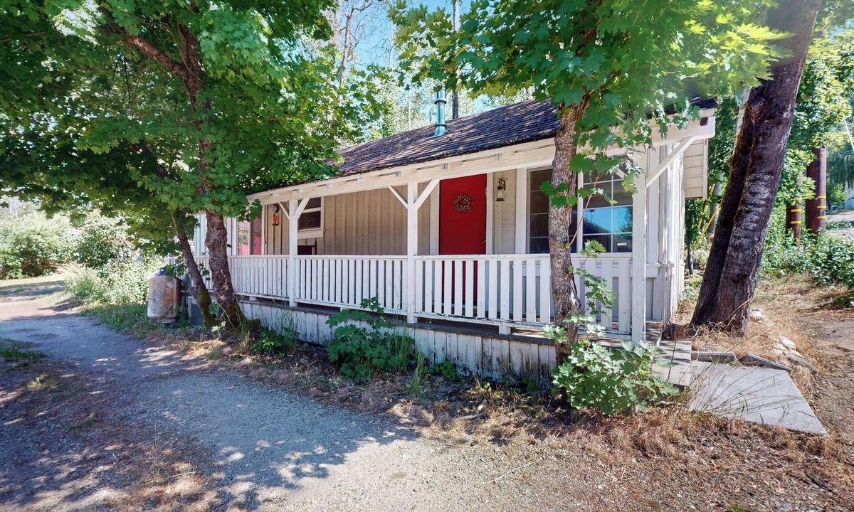 Quincy House | Walk to Town! Dog-Friendly Quincy Getaway w/Deck