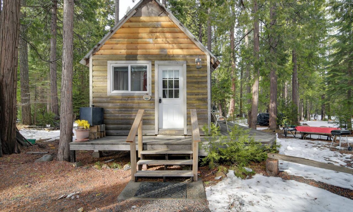 Butte Meadows Apartment | Walk to Trails & Butte Creek: Cozy Retreat w/Deck
