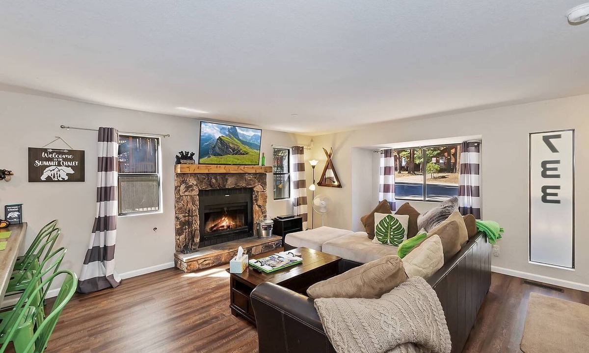 Summit Estates Condo | Walking Distance to Snow Summit Ski Resort! Beautifully Updated 3 BED 2 BATH! Wood Burning Fireplace! Smart TVs w/Streaming Services!