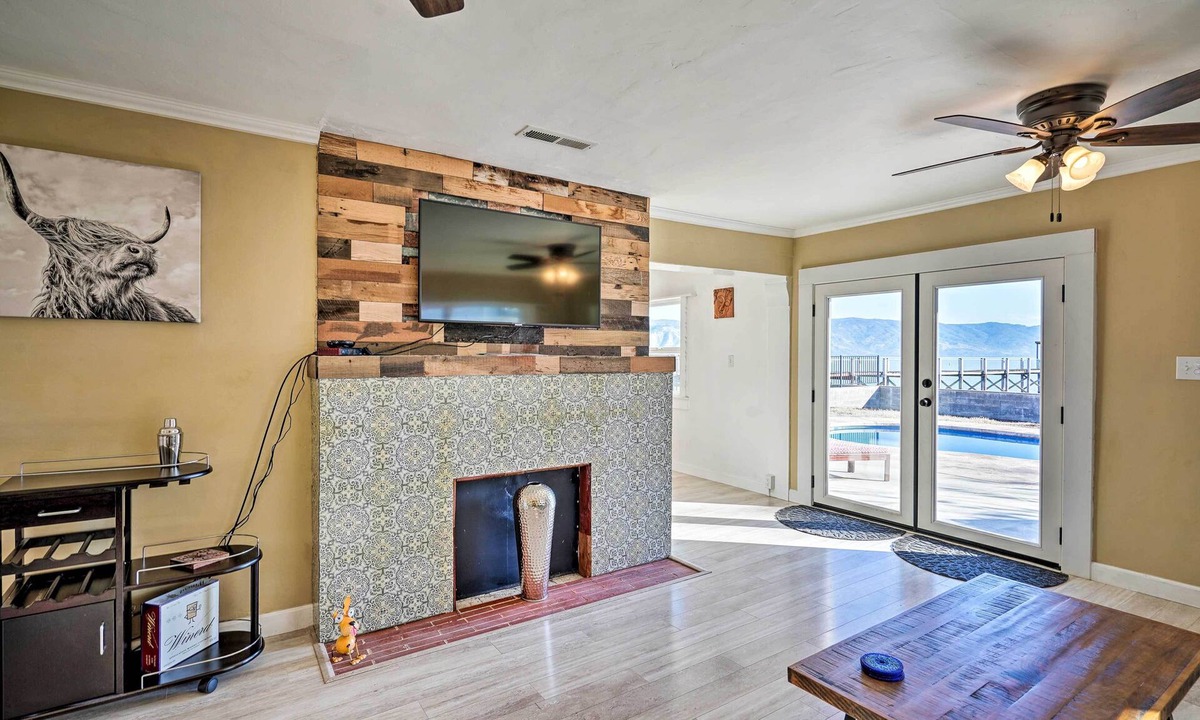North Lakeport Cottage | Waterfront Cottage w/Private Pool & Lake View!